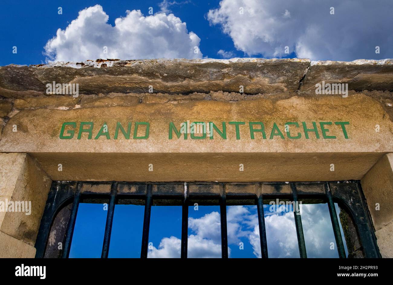 GRAND MONTRACHET ingresso in pietra e porta al Grand Cru le Montrachet vigneto il più bel chardonnay vigneto in Francia e reputazione del mondo. Puligny-Montrachet Borgogna Francia Foto Stock