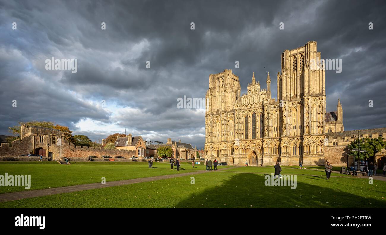 Vista panoramica della Cattedrale di Wells contro il cielo temporoso drammatico dalla Cattedrale Green di Wells, Somerset, Regno Unito il 23 ottobre 2021 Foto Stock