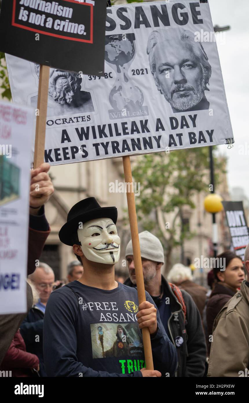 Londra, Inghilterra, Regno Unito 23 ottobre 2021 Stella Moris, partner di Julian Assange, si unisce ai manifestanti che lo hanno chiesto di essere liberato prima della sua audizione di appello il 27 e 28 ottobre. I manifestanti si sono Uniti anche a Richard Burton MP, John McDonnell MP, Joe Farrell Wikileaks Ambassador e Kristinn Hrafnsson Editor in Chief of Wikileaks Foto Stock