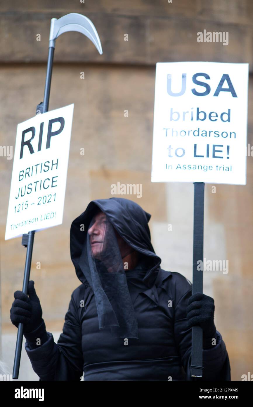 Londra, Inghilterra, Regno Unito 23 ottobre 2021 Stella Moris, partner di Julian Assange, si unisce ai manifestanti che lo hanno chiesto di essere liberato prima della sua audizione di appello il 27 e 28 ottobre. I manifestanti si sono Uniti anche a Richard Burton MP, John McDonnell MP, Joe Farrell Wikileaks Ambassador e Kristinn Hrafnsson Editor in Chief of Wikileaks Foto Stock