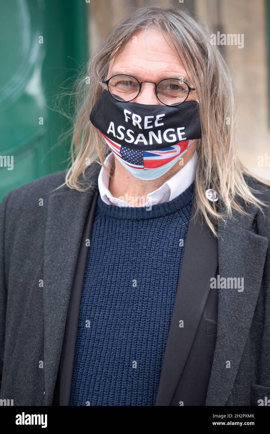 Londra, Inghilterra, Regno Unito 23 ottobre 2021 Stella Moris, partner di Julian Assange, si unisce ai manifestanti che lo hanno chiesto di essere liberato prima della sua audizione di appello il 27 e 28 ottobre. I manifestanti si sono Uniti anche a Richard Burton MP, John McDonnell MP, Joe Farrell Wikileaks Ambassador e Kristinn Hrafnsson Editor in Chief of Wikileaks Foto Stock