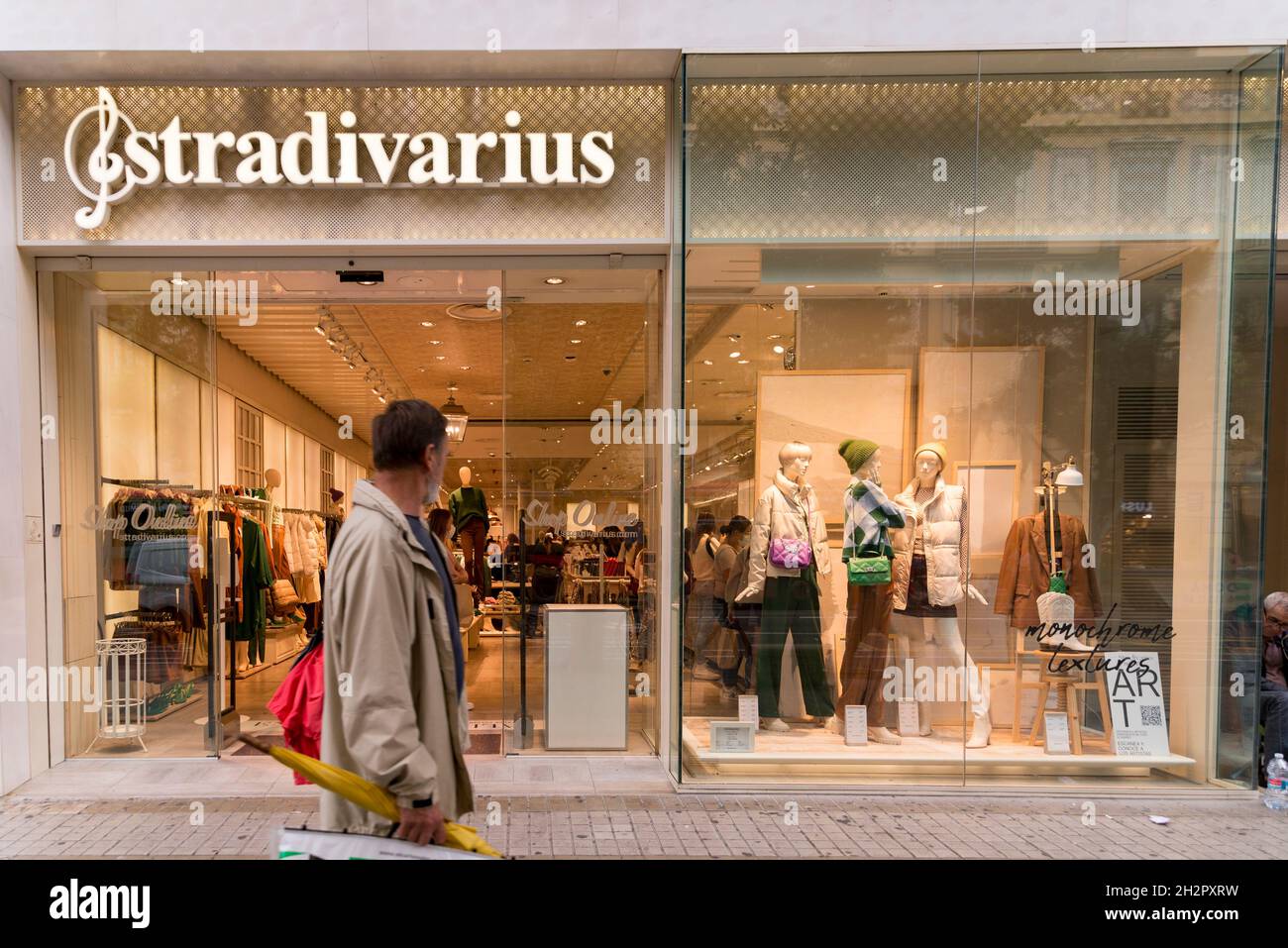 Le persone passano di fronte al negozio di abbigliamento Stradivarius di  Valencia Foto stock - Alamy
