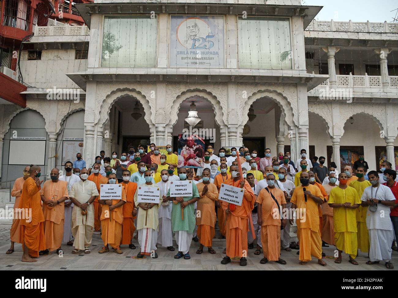 Mumbai, India. 23 ottobre 2021. I devoti della International Society for Krishna Consciousness (ISKCON) tengono cartelli durante una veglia pacifica all'interno dei locali del tempio Iskcon a Juhu. Si è svolta una veglia pacifica per le vittime della violenza anti-indù in Bangladesh che chiedeva l'intervento del primo ministro Narendra modi e delle Nazioni Unite (ONU) per porre fine agli attacchi. Credit: SOPA Images Limited/Alamy Live News Foto Stock