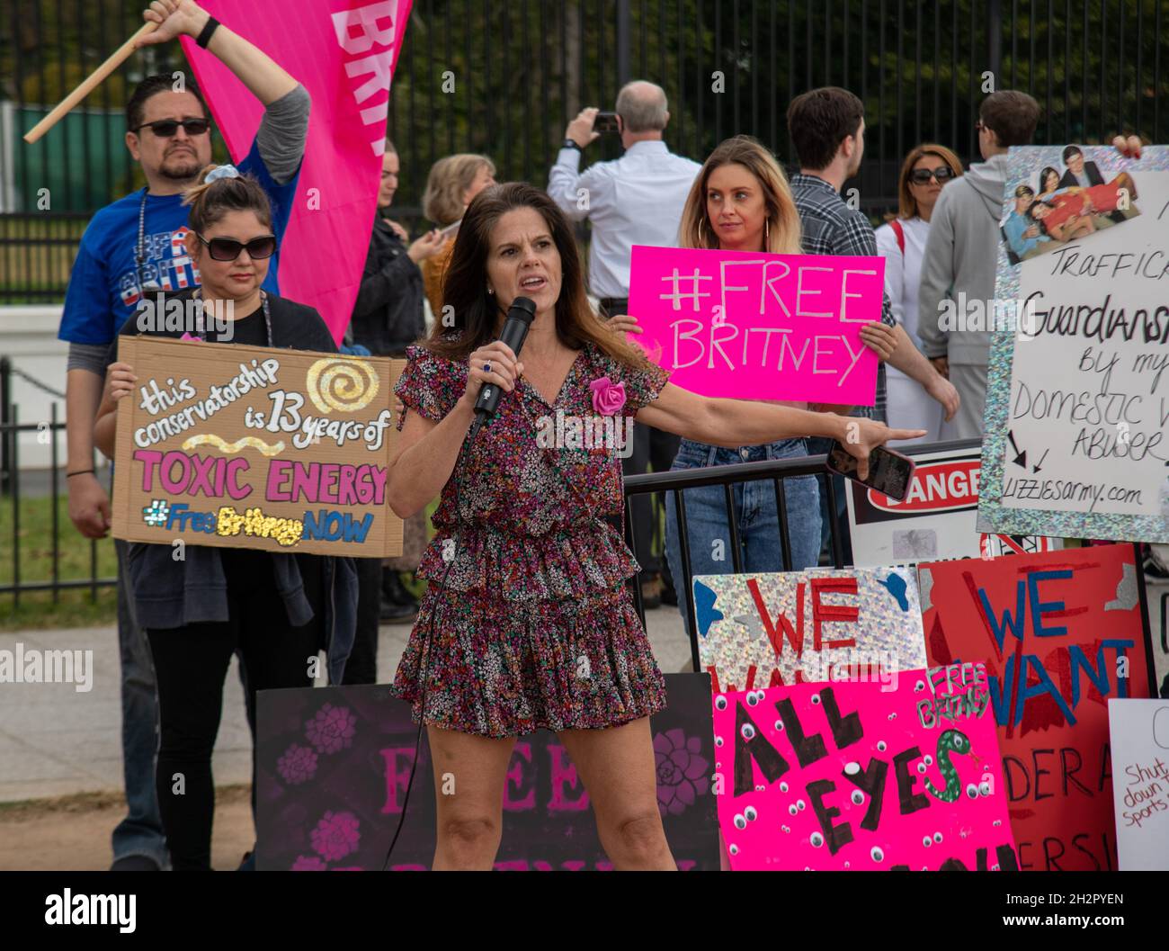 Washington, Stati Uniti. 23 ottobre 2021. Elizabeth Harding Weinstein parla della sua conservazione come manifestanti del gruppo attivista Free Britney America riunirsi per chiedere la riforma della conservazione legale a Washington, DC il 23 ottobre 2021. (Foto di Matthew Rodier/Sipa USA) Credit: Sipa USA/Alamy Live News Foto Stock