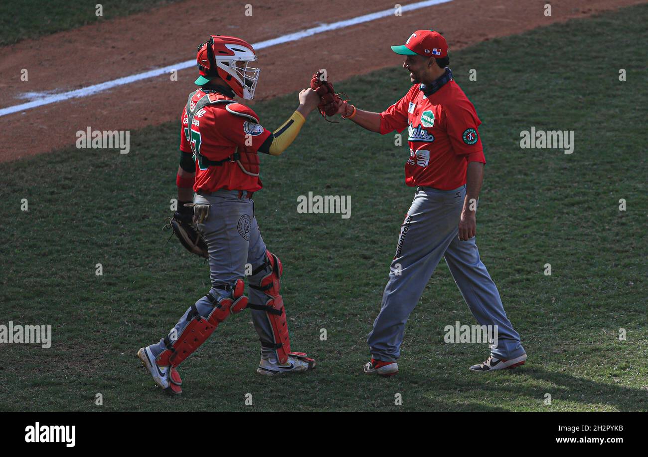 MAZATLAN, MESSICO - FEBBRAIO 01: Davids Romero chiude il campo per Los Federales de Chiriqui festeggia il salvataggio con il catcher Rodrigo Vigil, durante la partita tra Panama e Colombia come parte della Serie del Caribe 2021 al Teodoro Mariscal Stadium il 1 Febbraio 2021 a Mazatlan, Messico. (Foto di Luis Gutierrez/Norte foto) Foto Stock