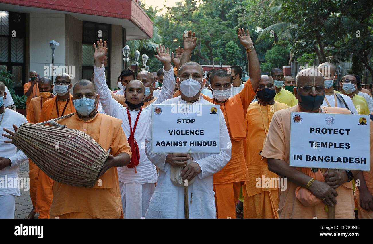 Mumbai, India. 23 ottobre 2021. I devoti della International Society for Krishna Consciousness (ISKCON) tengono cartelli durante una veglia pacifica all'interno dei locali del tempio Iskcon a Juhu. Si è svolta una veglia pacifica per le vittime della violenza anti-indù in Bangladesh che chiedeva l'intervento del primo ministro Narendra modi e delle Nazioni Unite (ONU) per porre fine agli attacchi. (Foto di Ashish Vaishnav/SOPA Images/Sipa USA) Credit: Sipa USA/Alamy Live News Foto Stock