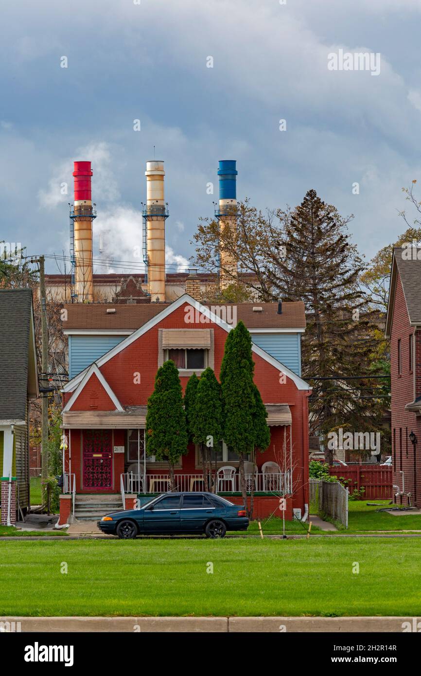 Dearborn, Michigan - le ciminiere rosse, bianche e blu dell'impianto di produzione industriale di Dearborn si trovano sopra le case vicine. Questa zona di Southwe Foto Stock