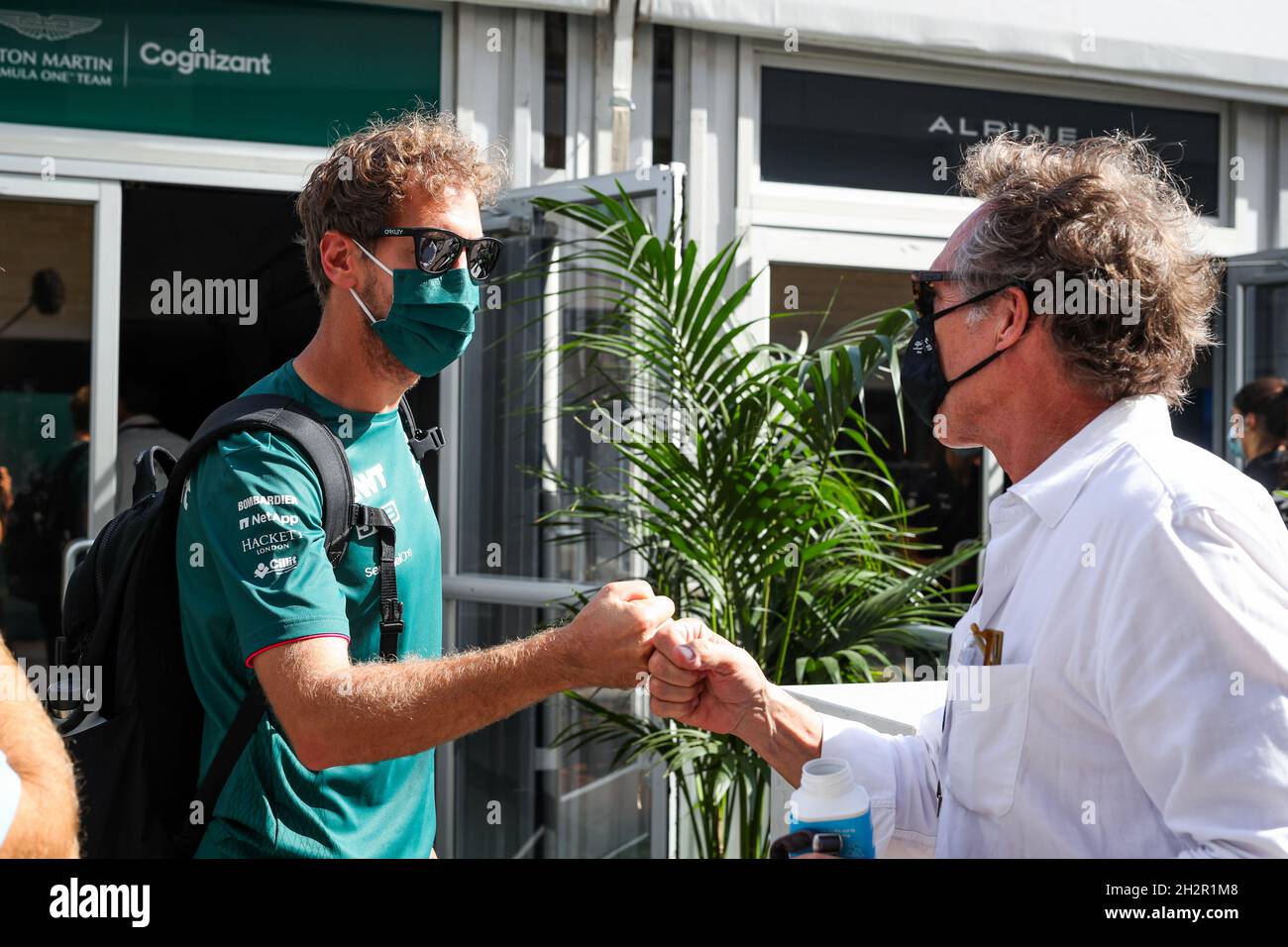 VETTEL Sebastian (ger), Aston Martin F1 AMR21, con l'attore star del cinema hollywoodiano William Fichtner durante il Gran Premio degli Stati Uniti di Formula 1 Aramco 2021, 17° round del Campionato del mondo di Formula uno FIA 2021 dal 21 al 24 ottobre 2021 sul circuito delle Americhe, ad Austin, Texas, Stati Uniti d'America - Foto: Florent Gooden/DPPI/LiveMedia Foto Stock