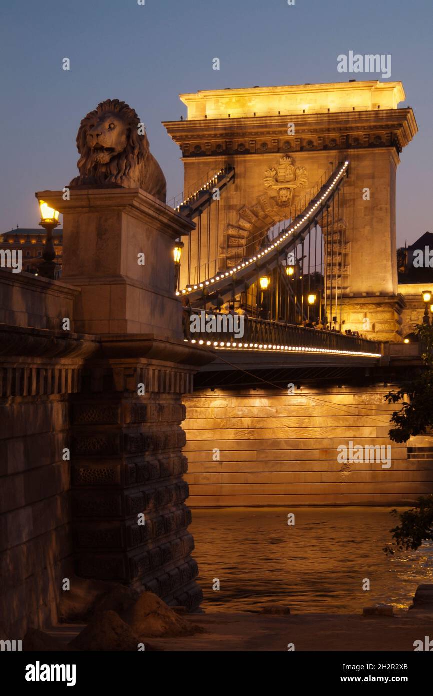 Ungarn, Budapest, Kettenbrücke, Széchenyi Lánchíd, 1839-1849, geplant und gebaut von William Tierney Clark und Adam Clark, Abendstimmung | Ungheria, Bu Foto Stock
