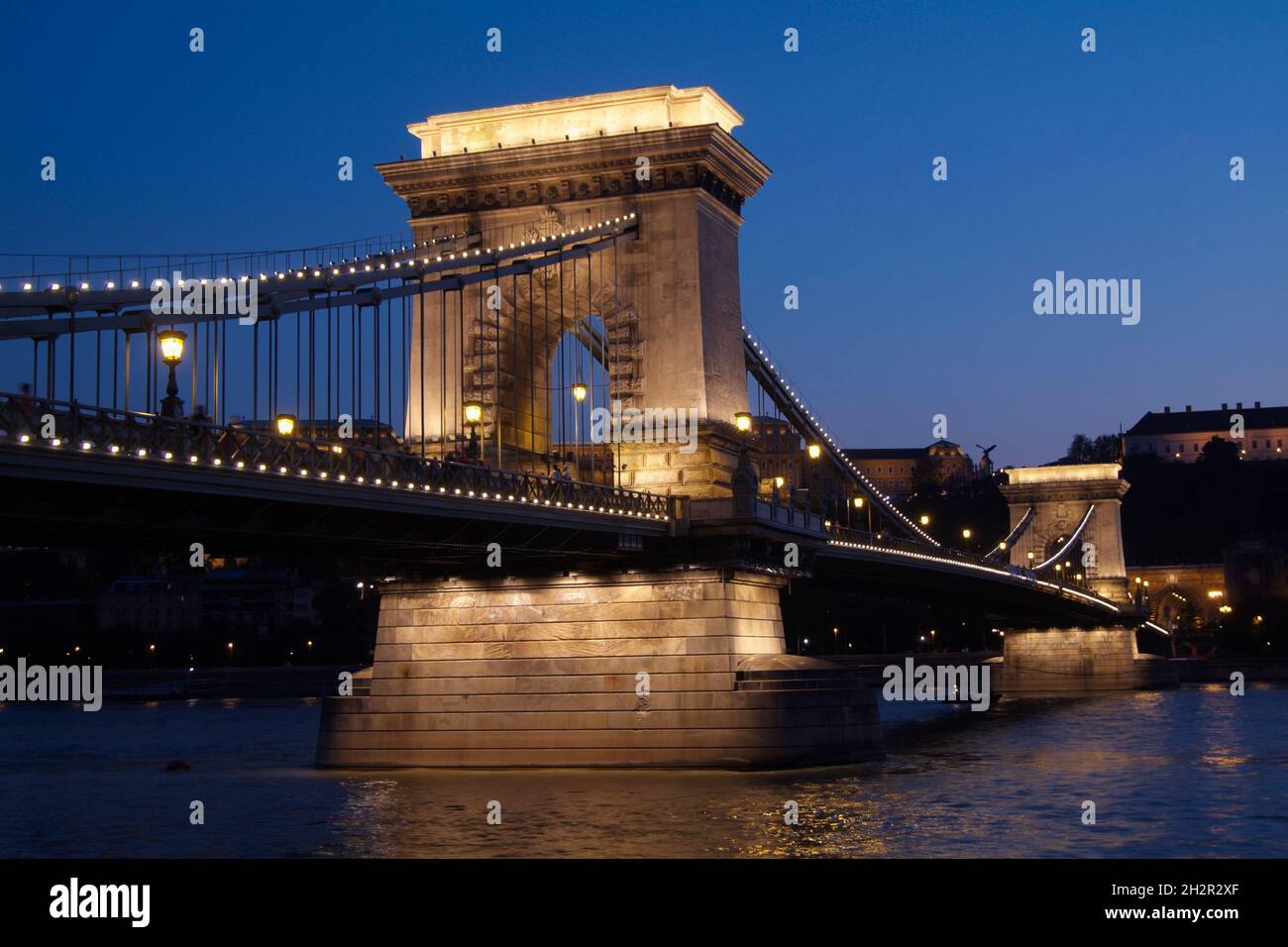 Ungarn, Budapest, Kettenbrücke, Széchenyi Lánchíd, 1839-1849, geplant und gebaut von William Tierney Clark und Adam Clark, Abendstimmung | Ungheria, Bu Foto Stock