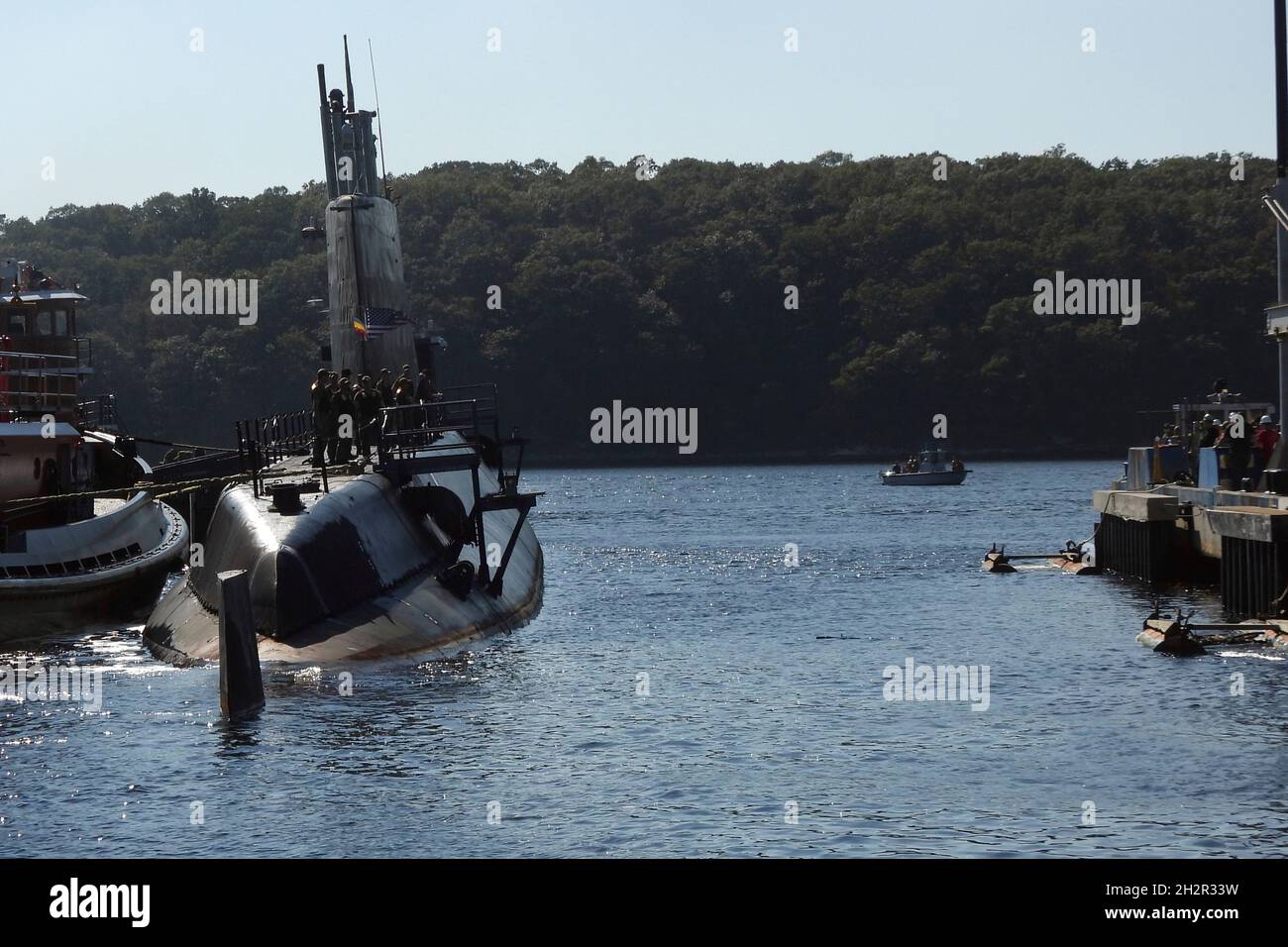 Groton, Stati Uniti. 15 Ottobre 2021. La nave storica della Marina degli Stati Uniti USS Nautilus, è trainata sul fiume Tamigi dalla base sottomarina New London 15 ottobre 2021 a Groton, Connecticut. Nautilus, è stato il primo sottomarino nucleare e attuale centro del museo della forza sottomarina, e inizierà un progetto di conservazione di 36 milioni di dollari. Credit: MC2 Abel Gonzalez/U.S. Navy/Alamy Live News Foto Stock
