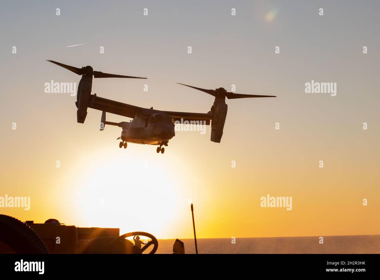 Un MV-22 Osprey assegnato a Marine Medium Tiltrotor Squadron (VMM) 263, atterra sul ponte di volo durante le operazioni di volo a bordo della nave d'assalto anfibio USS Kearsarge (LHD 3), 20 ottobre 2021. VMM-263 è l'elemento di combattimento aereo per la 22a unità di spedizione marina. Kearsarge, l'ammiraglia per il 22° MEU e lo Squadrone anfibio (PHIBRON) 6, è in corso per la formazione integrata PHIBRON-MEU (PMINT) in preparazione di un futuro impiego. PMINT è il primo periodo in mare del programma di formazione predeploy della MEU; mira ad aumentare l’interoperabilità e a costruire relazioni tra Marines A. Foto Stock