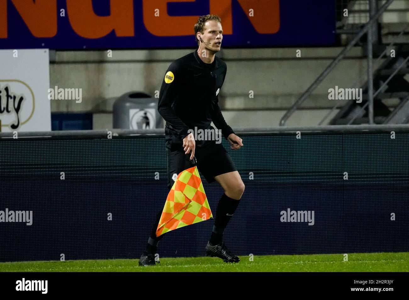 WAALWIJK, PAESI BASSI - 23 OTTOBRE: Assistente arbitro Sjoerd Nanninga durante la partita olandese Erevisionie tra RKC Waalwijk e Sparta Rotterdam allo Stadion Mandemakers il 23 ottobre 2021 a Waalwijk, Paesi Bassi (Foto di Geert van Erven/Orange Pictures) Foto Stock