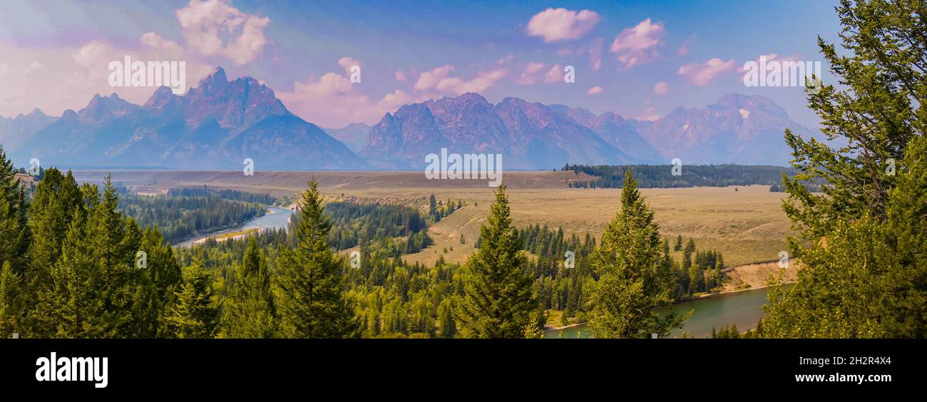 Panorama della catena Teton dal fiume Snake si affaccia nel parco nazionale Grand Teton Foto Stock