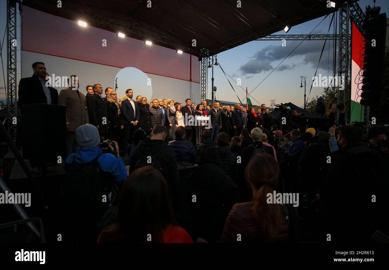 Budapest, Ungheria. 23 ottobre 2021. Raduno dei partiti politici ungheresi nella Giornata commemorativa della Rivoluzione del 1956 BUDAPEST, UNGHERIA - 23 OTTOBRE: Leader dell'opposizione, sindaco di Hodmezovasarely, Peter Marki-Zay consegna il suo discorso ai suoi sostenitori il 23 ottobre 2021 a Budapest, Ungheria. Il nuovo leader ungherese dell'opposizione Peter Marki-Zay, vincitore a sorpresa delle primarie, intende scuotere la scena politica per rovesciare il presidente ungherese Viktor Orban del partito Fidesz nell'aprile 2022 durante le elezioni presidenziali. Credit: Gabriella Barbara/Alamy Live News Foto Stock