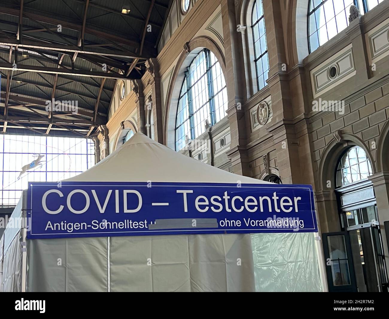 Centro test Covid sulla stazione ferroviaria principale di Zurigo. L'iscrizione in tedesco dice che non è necessario alcun appuntamento per il test dell'antigene di velocità. Dettaglio. Foto Stock