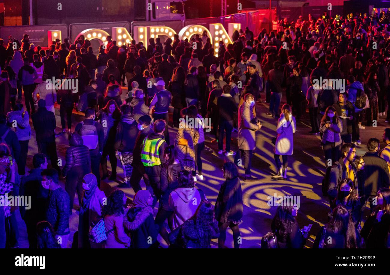 Londra, Inghilterra, Regno Unito. 23 ottobre 2021. Le folle si riuniscono per celebrare Diwali il festival di luce indù, Sikh e Jain dopo 2020 celebrazioni sono state cancellate Credit: Denise Laura Baker/Alamy Live News Foto Stock