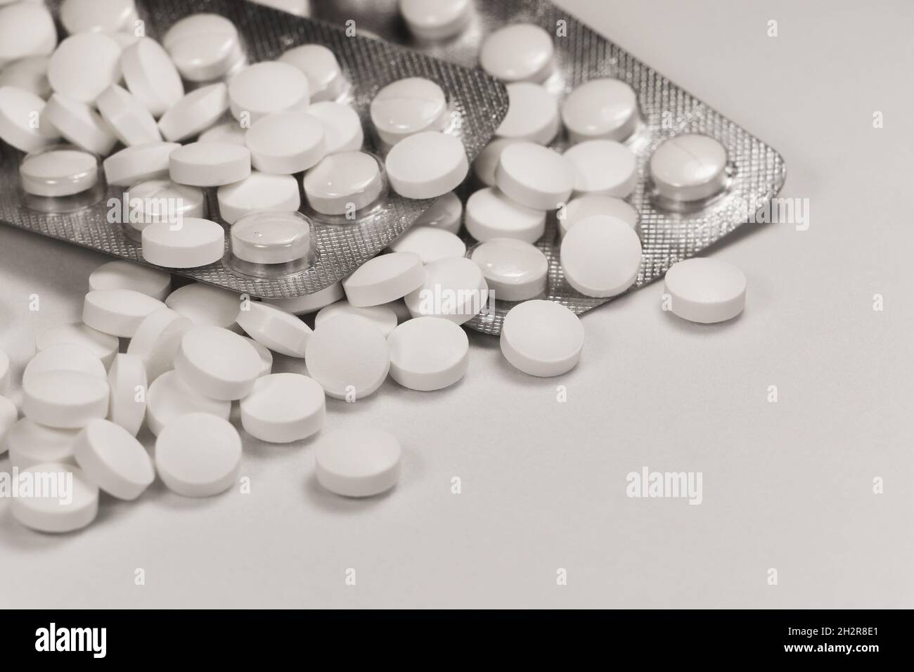 White pill farmaco e vassoio imballaggio Abstract primo piano su bianco Foto Stock