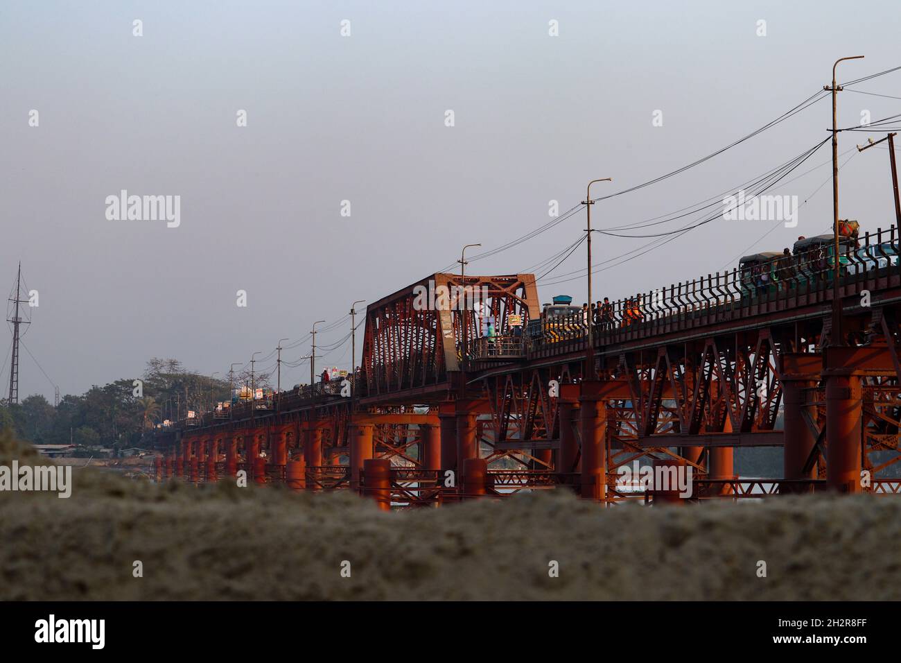 Ponte di metallo Kalurghat di 91 anni sul fiume Karnafuli a Chittagong, Bangladesh. Fatto dagli inglesi quando governano nel subcontinente indiano. Foto Stock