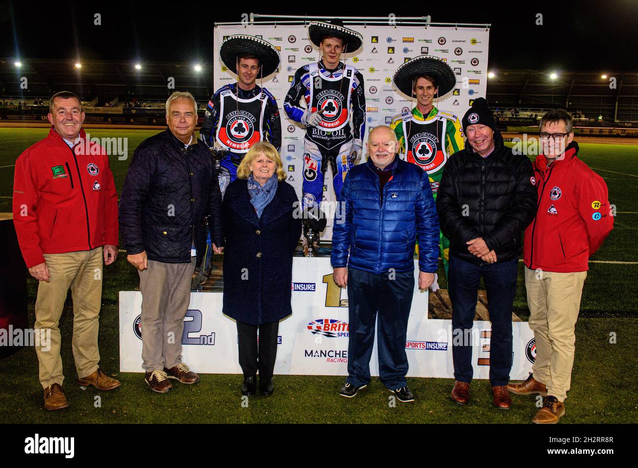 MANCHESTER, REGNO UNITO. 23 OTTOBRE posteriore: (l-r) Ryan Douglas, Dan Bewley, Max Fricke. Front(l-r) Adrian Smith (CEO Belle Vue), Robin Southwell (proprietario Belle Vue), Lynn Craven, Robert Craven, Tony Rice (proprietario), Mark Lemon (direttore della pista - Belle Vue) durante l'evento del Peter Craven Memorial Trophy presso il National Speedway Stadium di Manchester sabato 23 ottobre 2021. (Credit: Ian Charles | MI News) Credit: MI News & Sport /Alamy Live News Foto Stock MANCHESTER, REGNO UNITO. 23 OTTOBRE posteriore: (l-r) Ryan Douglas, Dan Bewley, Max Fricke. Front(l-r) Adrian Smith (CEO Belle Vue), Robin Southwell (proprietario Belle Vue), Lynn Craven, Robert Craven, Tony Rice (proprietario), Mark Lemon (direttore della pista - Belle Vue) durante l'evento del Peter Craven Memorial Trophy presso il National Speedway Stadium di Manchester sabato 23 ottobre 2021. (Credit: Ian Charles | MI News) Credit: MI News & Sport /Alamy Live News Foto Stock