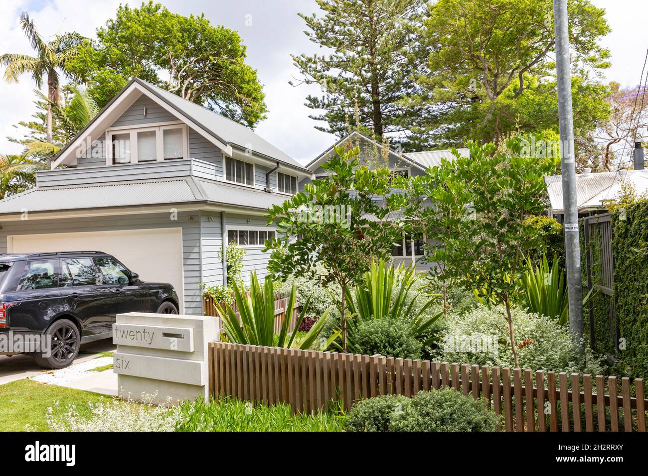 Casa di lusso a Sydney nel sobborgo di Clareville Beach con giardino verde e Range Rover nel drive, Sydney, Australia Foto Stock