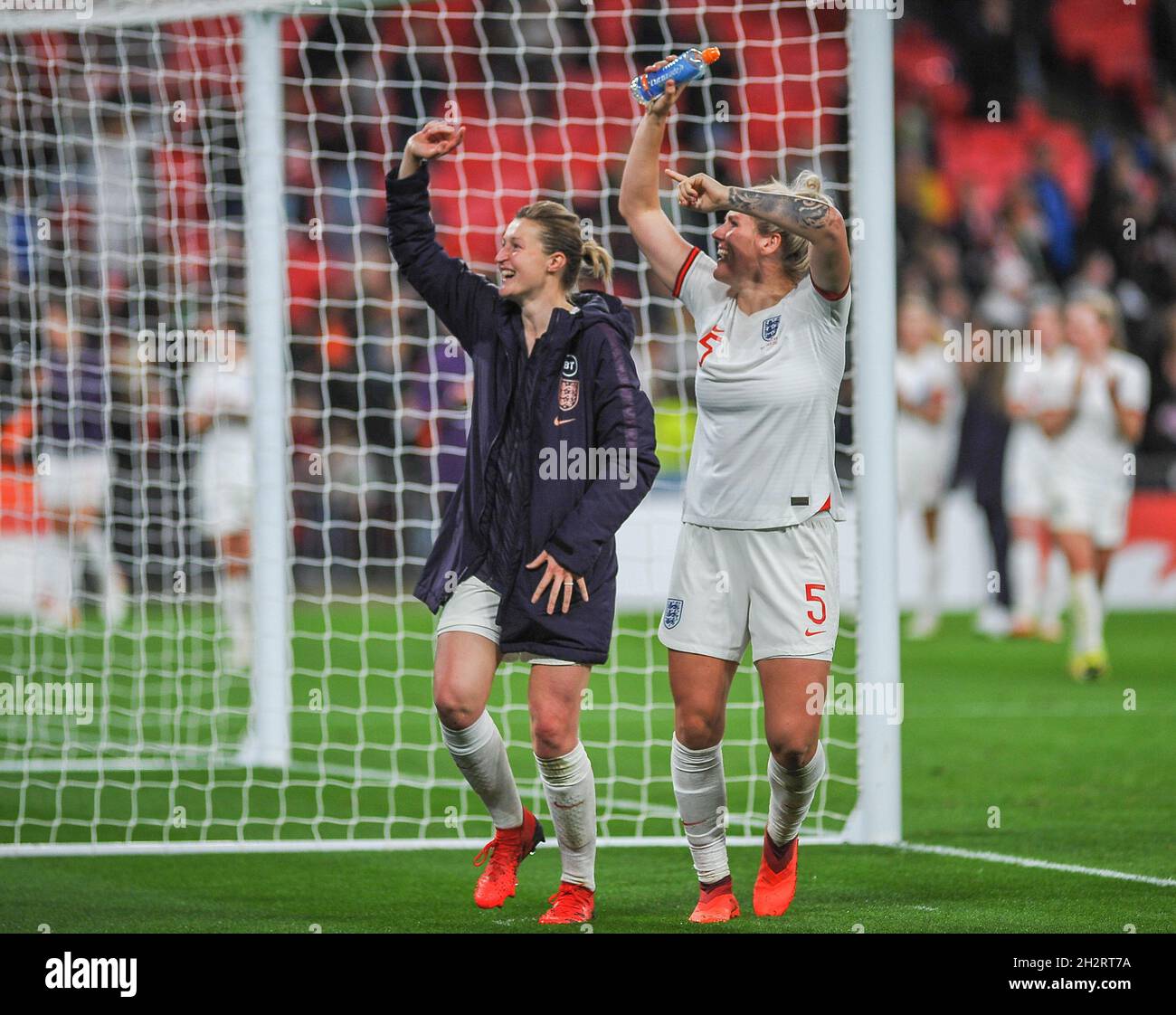 Festa per Ellen White & Millie Bright of England sul giro d'onore a tempo pieno durante la partita di qualificazione della Coppa del mondo femminile tra Inghilterra e Irlanda del Nord al Wembley Stadium di Londra, Inghilterra Karl W Newton /Sports Press Phot Foto Stock