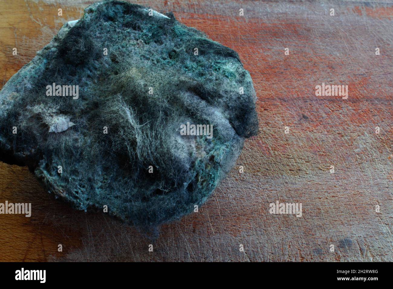 Pane stampato su un tavolo nero lucido. Foto Stock