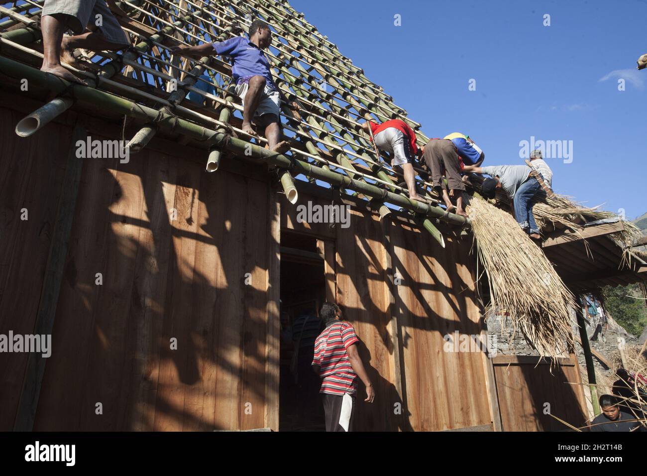 INDONESIA, FLORES ISLAND, VILLAGGIO DI BENA, COSTRUZIONE DEL TETTO DI UNA CASA Foto Stock