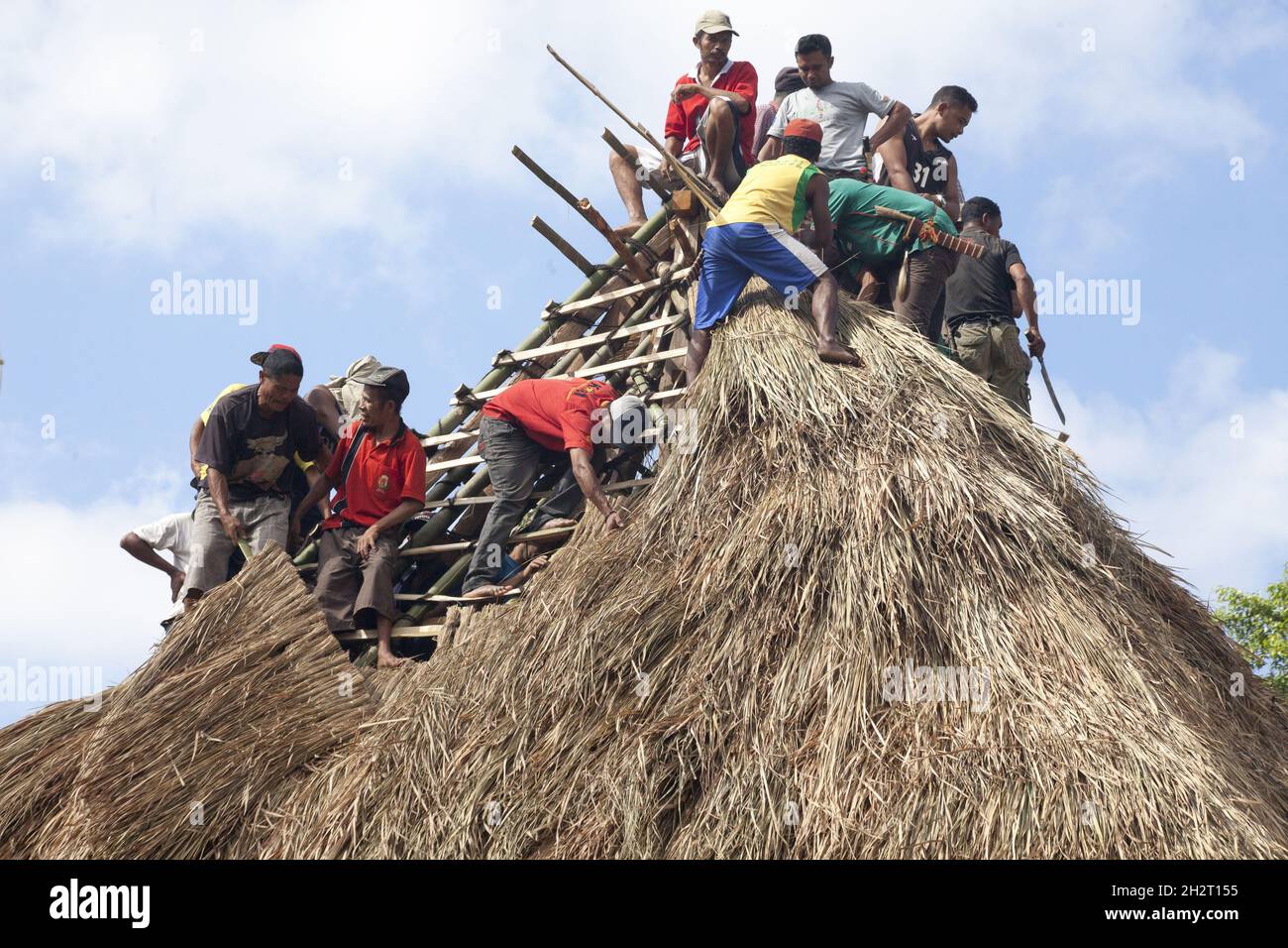 INDONESIA, FLORES ISLAND, VILLAGGIO DI BENA, COSTRUZIONE DEL TETTO DI UNA CASA Foto Stock