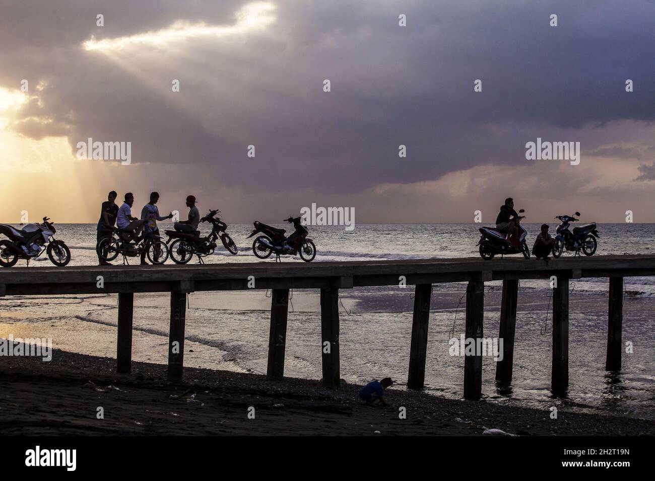 INDONESIA, SUMBAWA È UN'ISOLA INDONESIANA, NEL MEZZO DELLA CATENA DELLE ISOLE DELLA PICCOLA SUNDA, CON LOMBOK AD OVEST, FLORES AD EST. SUL MOLO Foto Stock