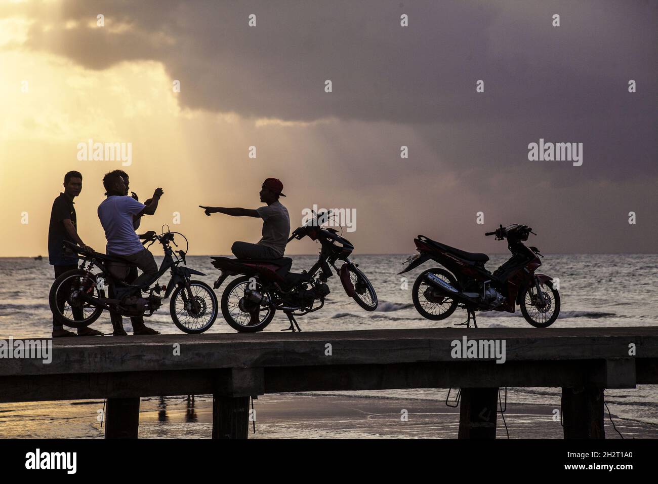 INDONESIA, SUMBAWA È UN'ISOLA INDONESIANA, NEL MEZZO DELLA CATENA DELLE ISOLE DELLA PICCOLA SUNDA, CON LOMBOK AD OVEST, FLORES AD EST. SUL MOLO Foto Stock