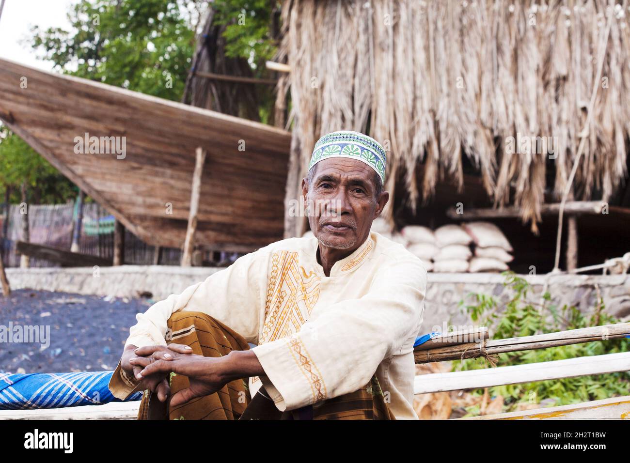 INDONESIA, SUMBAWA È UN'ISOLA INDONESIANA, NEL MEZZO DELLA CATENA DELLE ISOLE DELLA PICCOLA SUNDA, CON LOMBOK AD OVEST, FLORES AD EST. COSTRUZIONE Foto Stock