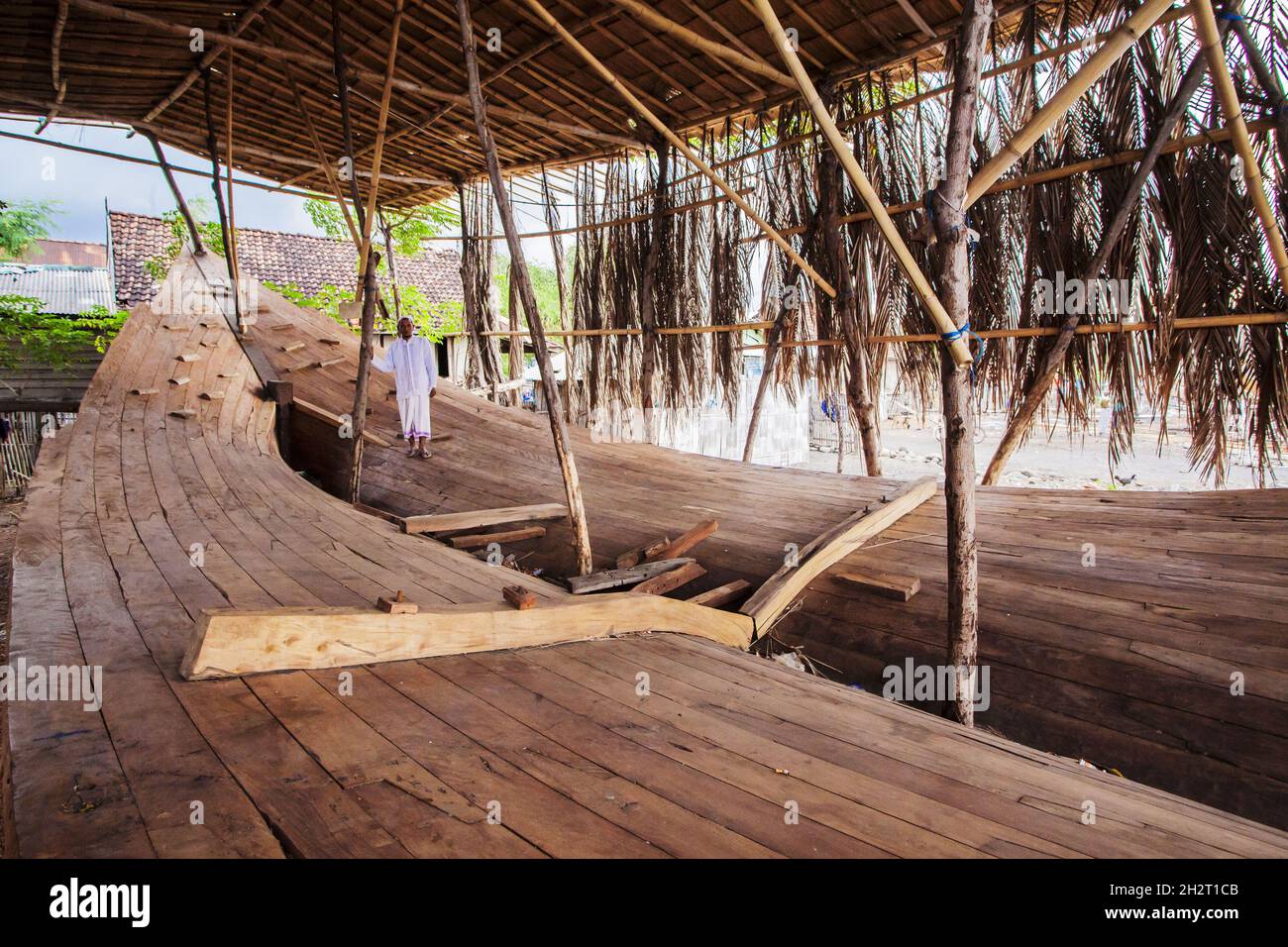 INDONESIA, SUMBAWA È UN'ISOLA INDONESIANA, NEL MEZZO DELLA CATENA DELLE ISOLE DELLA PICCOLA SUNDA, CON LOMBOK AD OVEST, FLORES AD EST. COSTRUZIONE Foto Stock