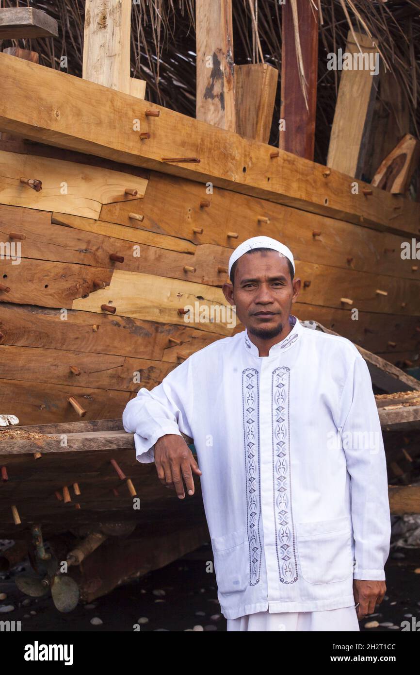 INDONESIA, SUMBAWA È UN'ISOLA INDONESIANA, NEL MEZZO DELLA CATENA DELLE ISOLE DELLA PICCOLA SUNDA, CON LOMBOK AD OVEST, FLORES AD EST. COSTRUZIONE Foto Stock
