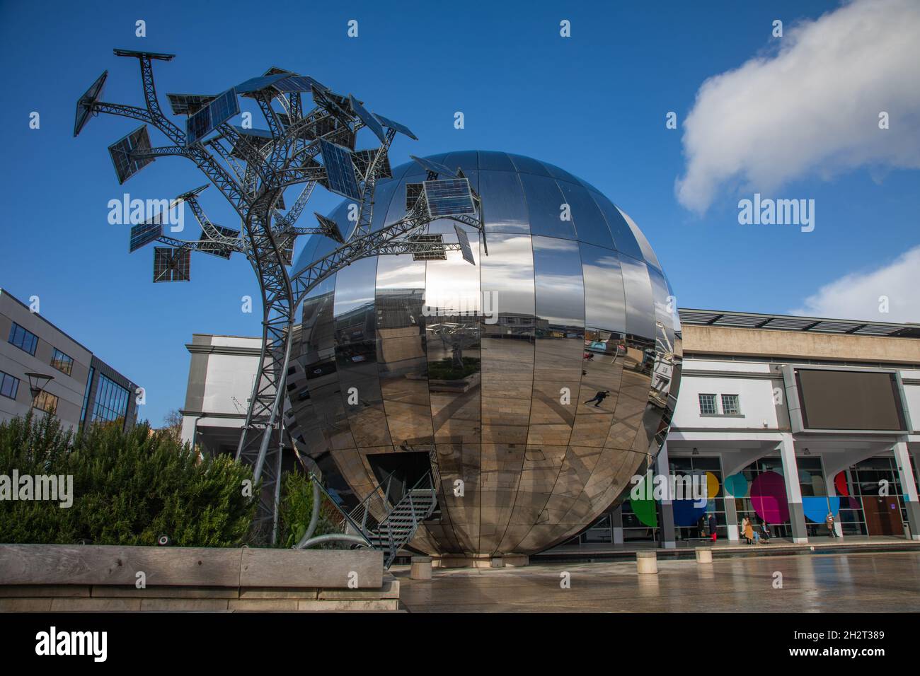 Planetario e scultura, Millennium Square, Bristol Foto Stock