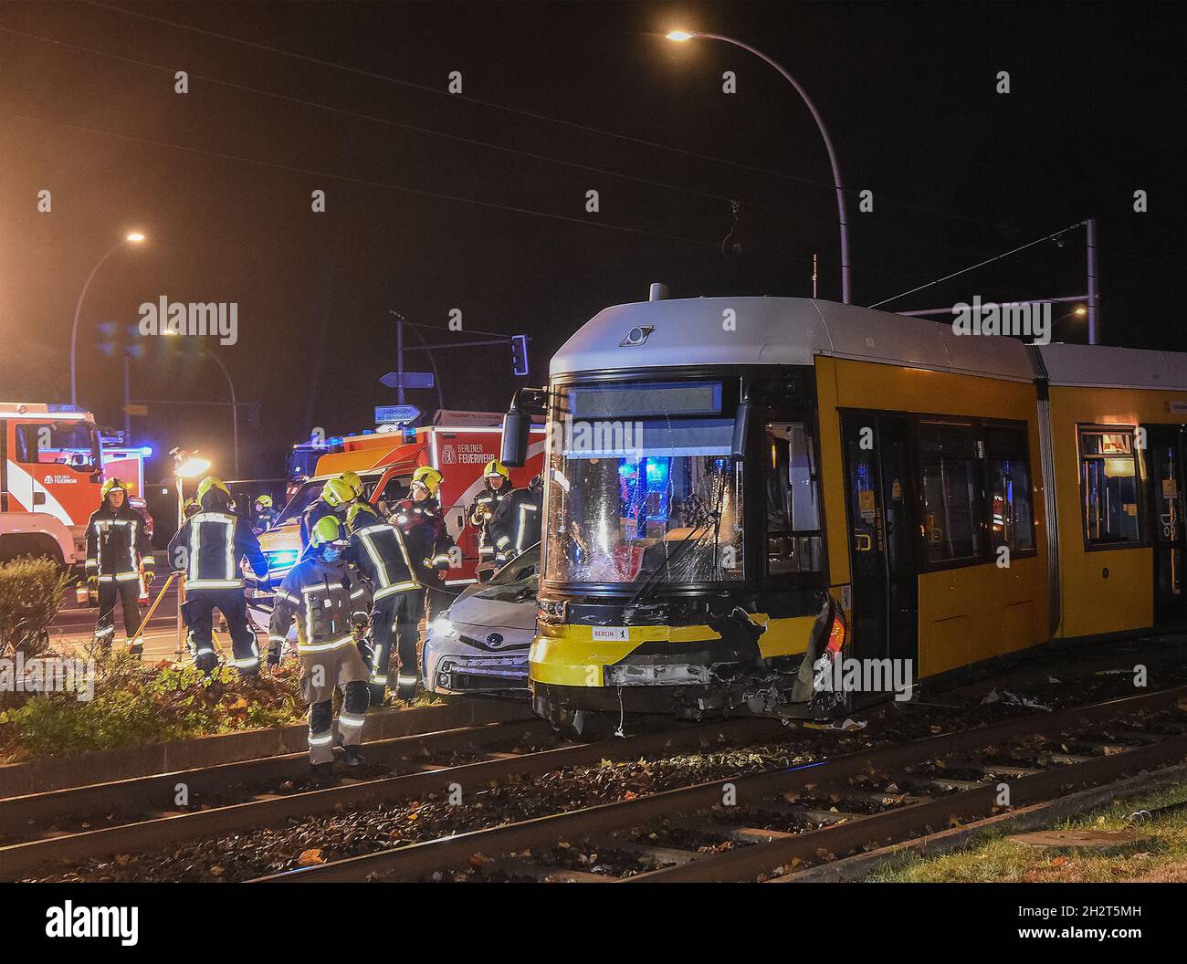 Berlino, Germania. 24 ottobre 2021. Una macchina distrutta si trova accanto ad un tram danneggiato su Liebenwalder Straße/Landsberger Allee a Lichtenberg presto Domenica mattina. Per motivi ancora sconosciuti, si è verificata una collisione tra l'auto e il tram. Una persona è stata uccisa durante l'incidente stradale, altre quattro sono state ferite. Credit: Paul Zinken/dpa/Alamy Live News Foto Stock