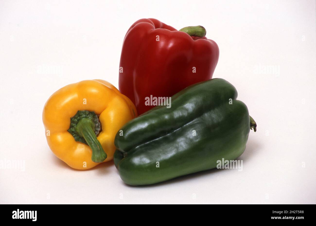 IMMAGINE STUDIO DI CAPSICUMS ROSSO, VERDE E GIALLO APPENA SELEZIONATI SU SFONDO BIANCO. Foto Stock