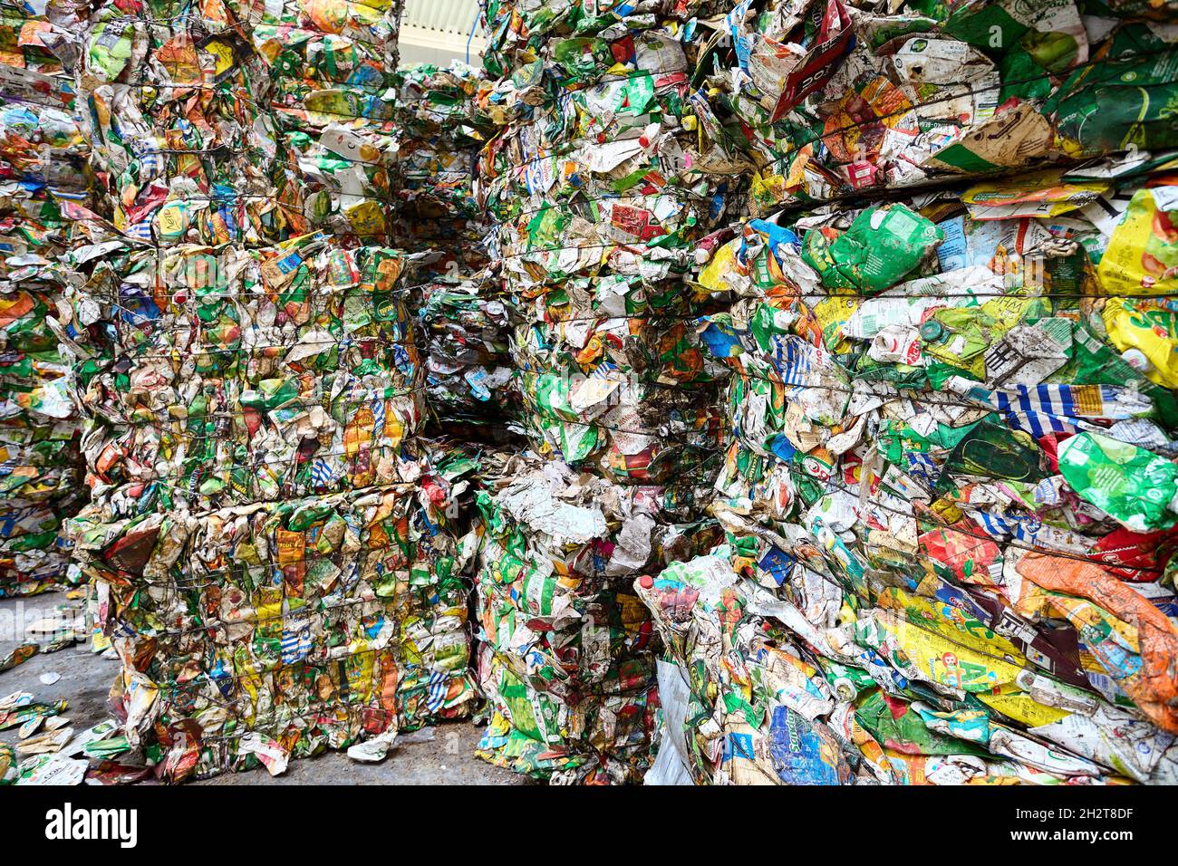 Grodno, Belarus - Ottobre 2018: Balle pressate di bevande di cartone usate e succhi di PET confezionati per ulteriore lavorazione ai rifiuti moderni Foto Stock
