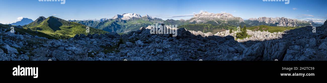 Panorama mozzafiato sulle montagne dolomitiche con Marmolada, Sella con Piz boe, col di Lana e molte altre vette in Italia Foto Stock