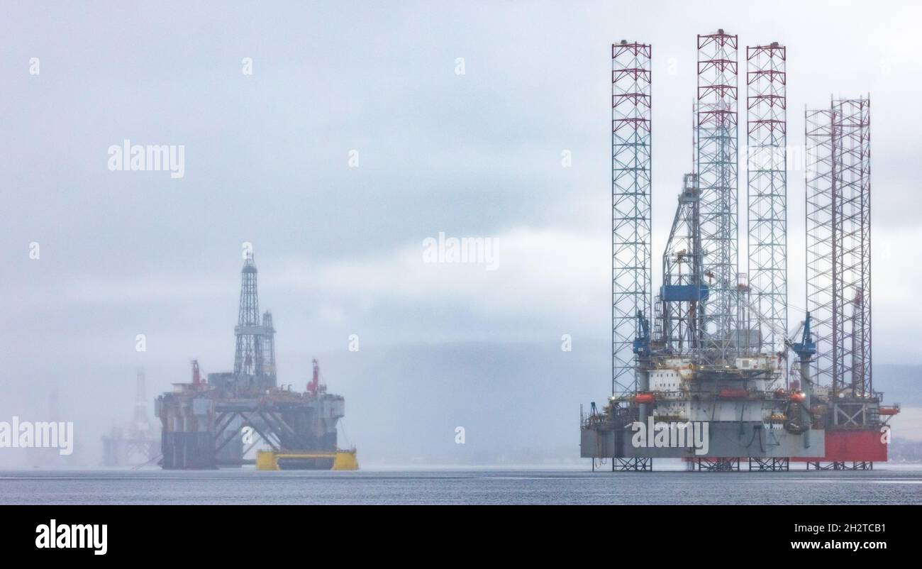 Piattaforme petrolifere nella nebbia, immagazzinate nel Cromarty Firth, Scozia da Cromarty Foto Stock