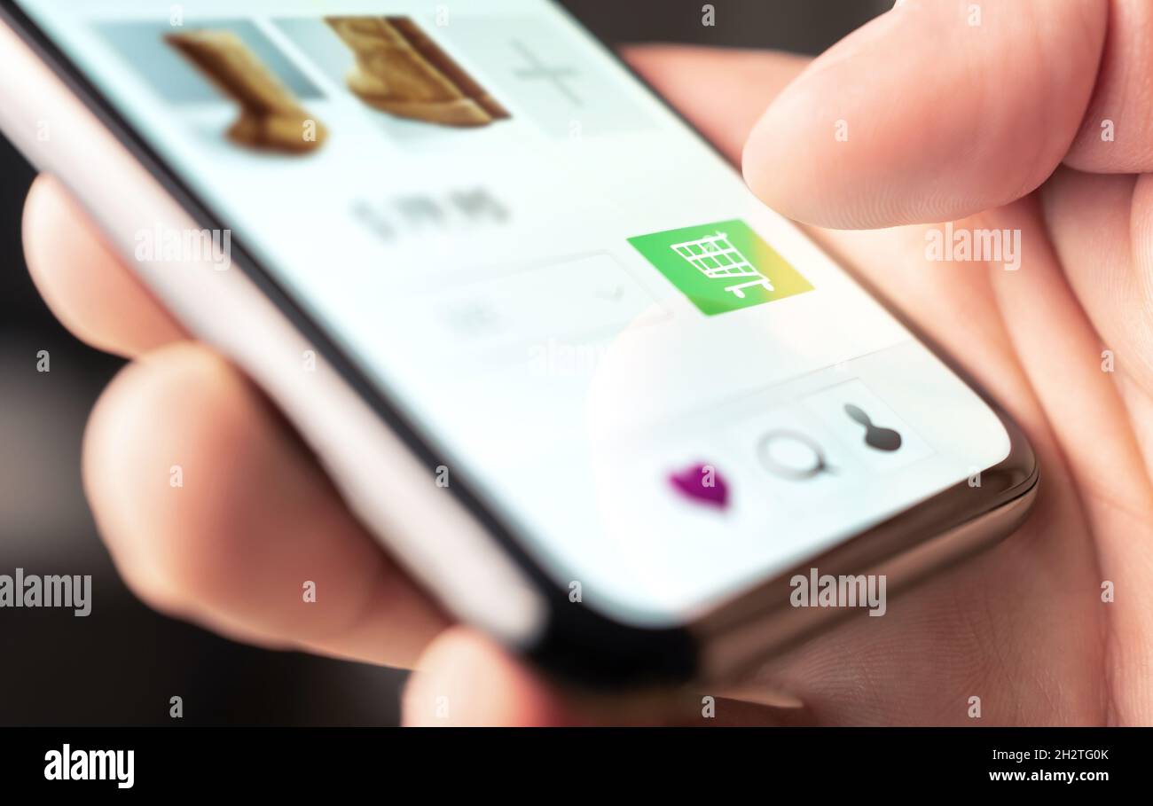 Shopping online e negozio di moda sito web con pulsante Aggiungi al carrello nel telefono cellulare. Il cliente ordina e acquista il prodotto sul sito Internet. Foto Stock
