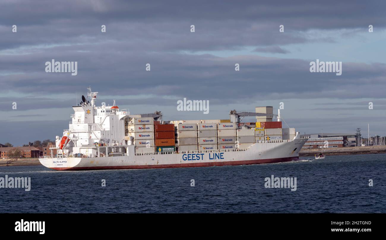 MV Baltic Klipper una nave da carico refrigerata di Geest Line che entra nel porto di Portsmouth, Portsmouth, Hampshire, Inghilterra, Regno Unito Foto Stock