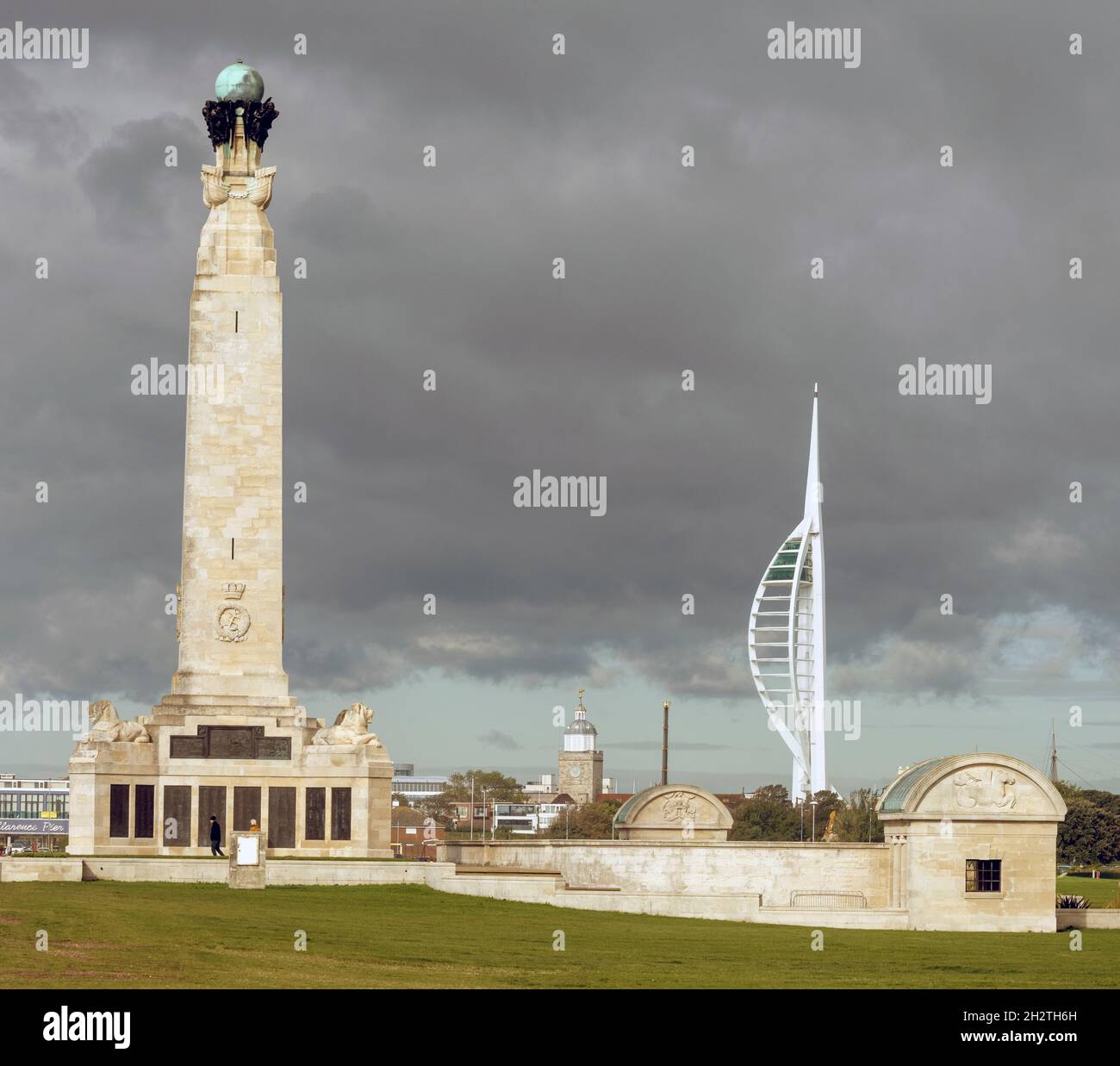 Vista di tre punti di riferimento di Portsmouth in una fotografia, Naval Memorial, Portsmouth Cathedral e Spinnaker Tower, Portsmouth, Hampshire, Inghilterra, Regno Unito Foto Stock
