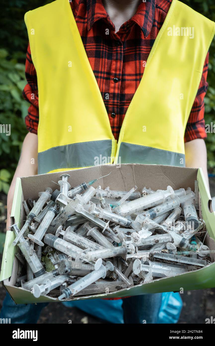 volontariato pulizia parco da siringa usata da junkies tossicodipendenti Foto Stock