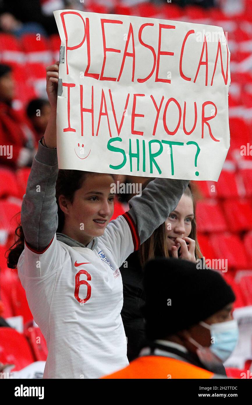 Una fan delle Donne inglesi che tiene in mano un cartello per una maglietta durante la partita di qualificazione della Coppa del mondo delle Donne tra le Donne inglesi e le Donne dell'Irlanda del Nord al Wembley Stadium di Londra, Inghilterra, il 23 ottobre 2021. Foto di Carlton Myrie. Solo per uso editoriale, licenza richiesta per uso commerciale. Nessun utilizzo nelle scommesse, nei giochi o nelle pubblicazioni di un singolo club/campionato/giocatore. Foto Stock