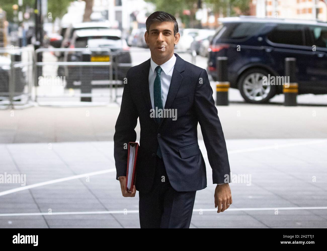Londra, Regno Unito. 24 ottobre 2021. Il Cancelliere dello scacchiere, Risha Sunak, presso gli studi della BBC per comparire sullo spettacolo Andrew Marr. Credit: Mark Thomas/Alamy Live News Foto Stock