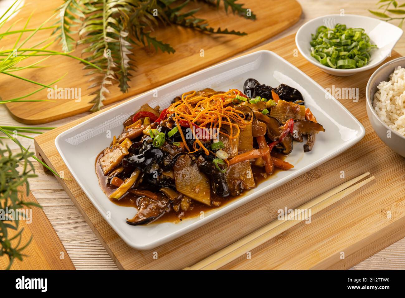 I noodles mescolano friggere con i funghi di legno dell'orecchio e i germogli di bambù Foto Stock