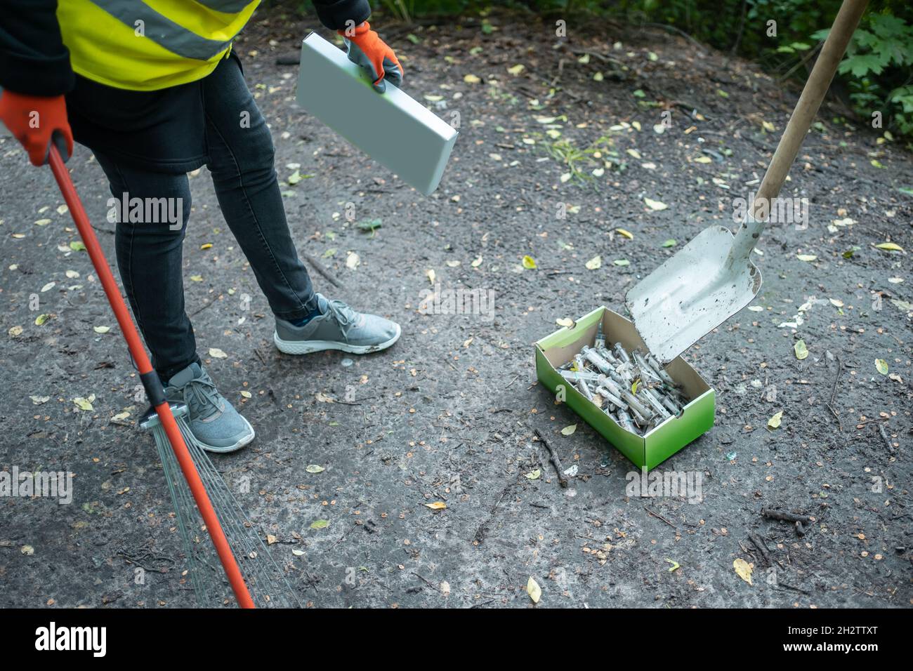 volontariato pulizia parco da siringa usata da junkies tossicodipendenti Foto Stock