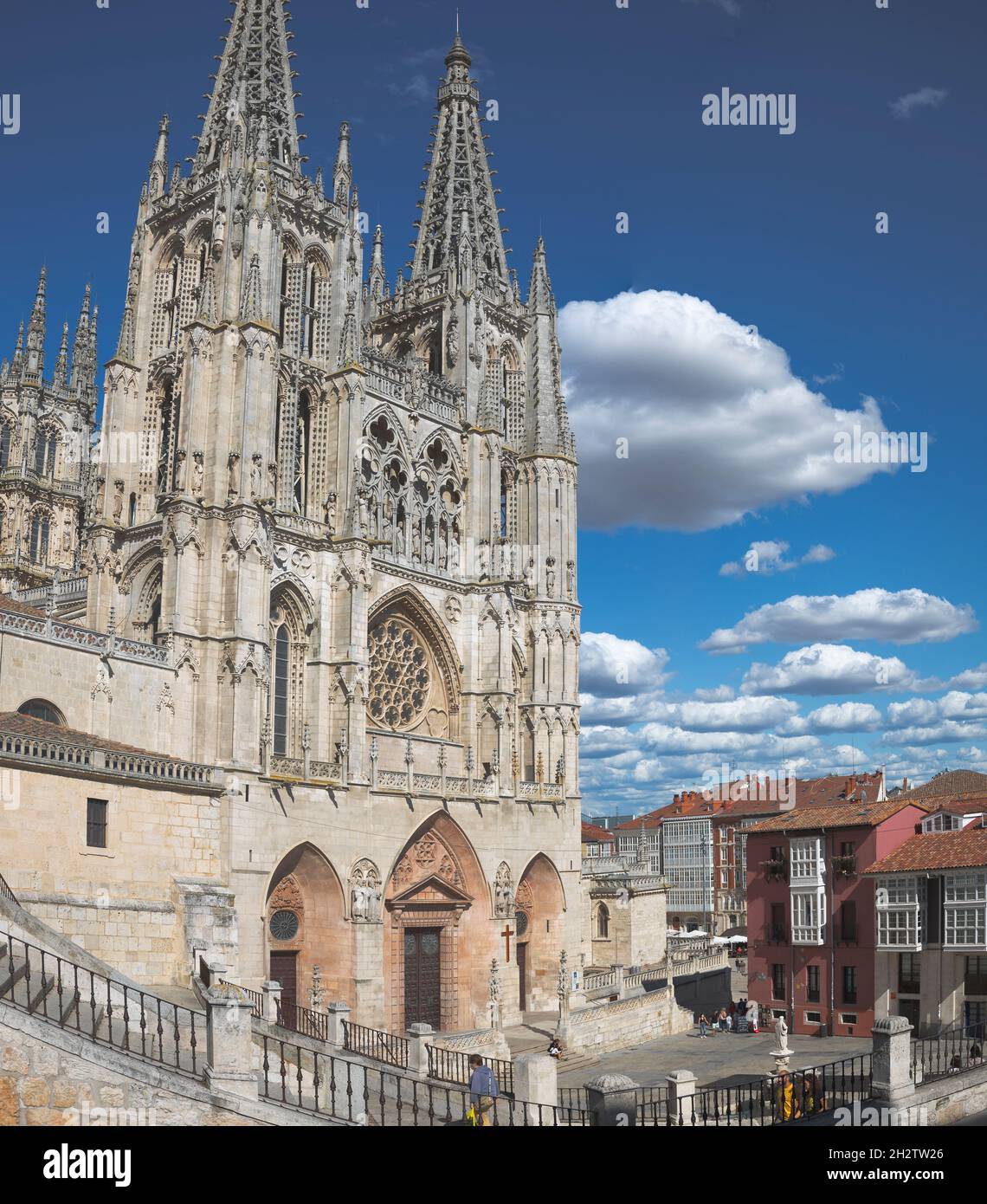 BURGOS, SPAGNA - 7 AGOSTO: Cattedrale di Burgos facciata principale. Il Cathedsral di Santa Maria di Burgos è stato de clared un sito Patrimonio dell'Umanità dall'UNESCO nel 1984. Foto Stock