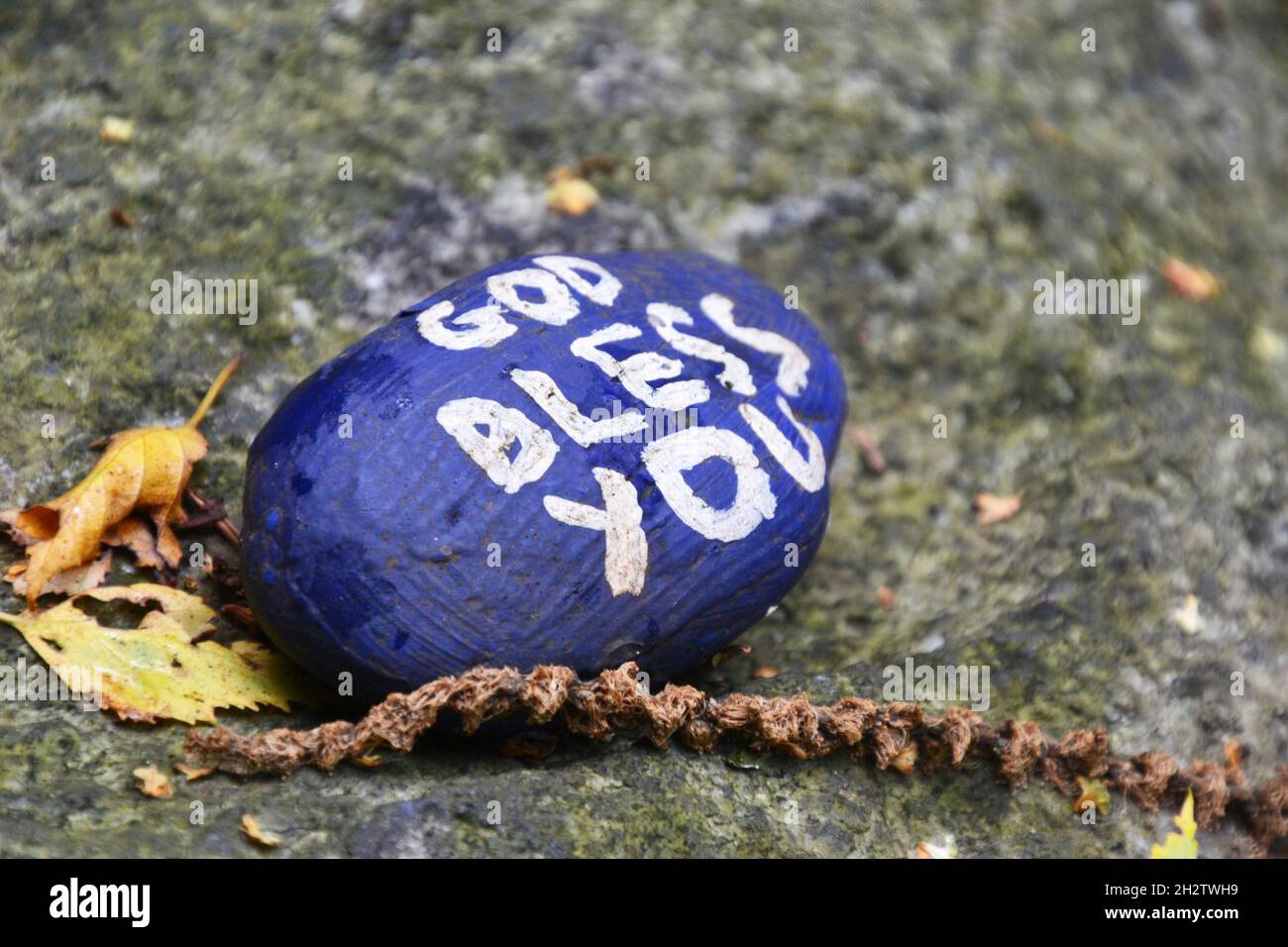 "Dio ti benedica" pietra dipinta a sinistra al Paupers Graveyard, Nacton, Suffolk, Regno Unito Foto Stock